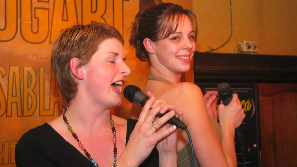 Vrijdagavond karaoke in Casablanca Amsterdam – bar vol zangers op de Zeedijk